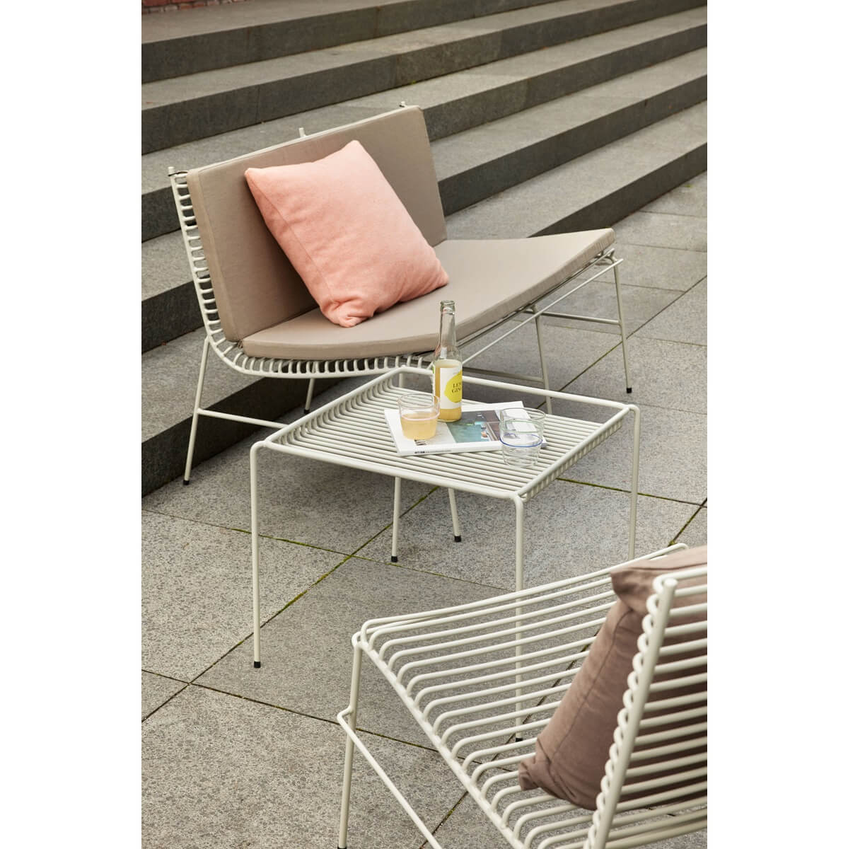 HÜBSCH INTERIOR – STRING lichtgrijze voetenbank van metaal – 52x52xh42cm - Afbeelding 4